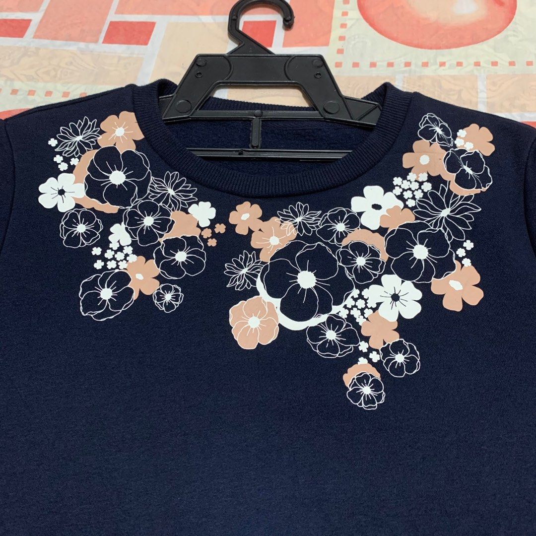 Sweashirt bunga (Category: Activewear) located in Sungai Petani. Submitted by ms.storemy (Listing ID 1314017021, Image 2). Description: 🔰Pit 19 🔰Labuh 22 🔰condition 9/10 🔰rm15 🔰postage plus rm6(semenanjung).