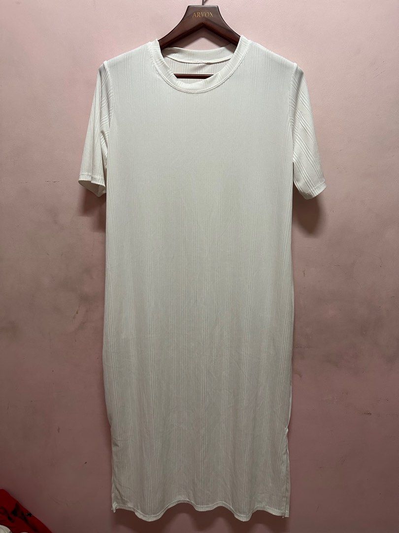White maxi (Category: Dresses) located in Manila. Submitted by jjsbentables (Listing ID 1313991142, Image 1). Description: .