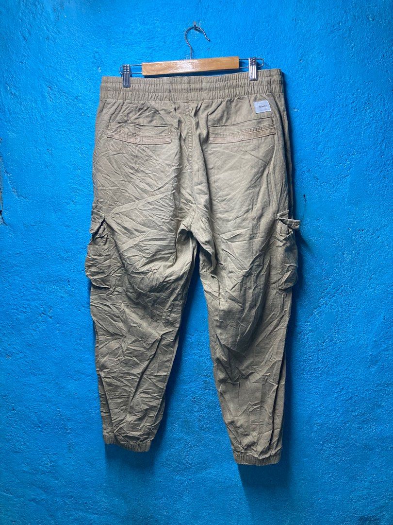 Wtaps cargo pants (Category: Joggers) located in Quezon City. Submitted by thriftxgoods (Listing ID 1314133378, Image 3). Description: Forsale Wtaps cargo pants Size x 40 Fit large 32-34 Length 39 Verygood condition All details declared 600 DM ME .