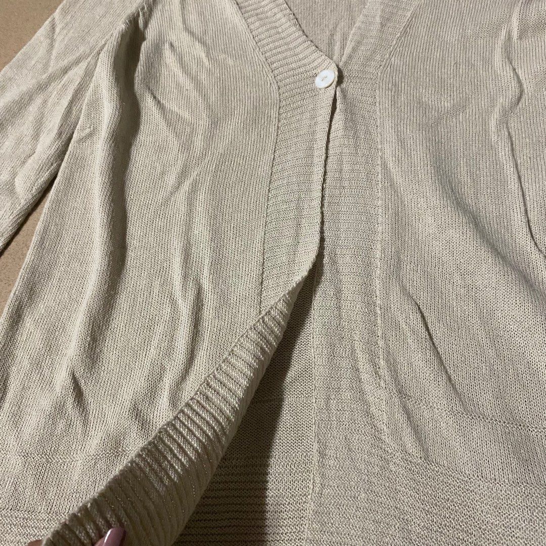 Beige Cardigan Sweater (Category: Coats, Jackets and Outerwear) located in San Pedro. Submitted by ranze (Listing ID 1314263311, Image 3). Description: Perfect for cold weather. Also for outerwear. It is also stretchable.