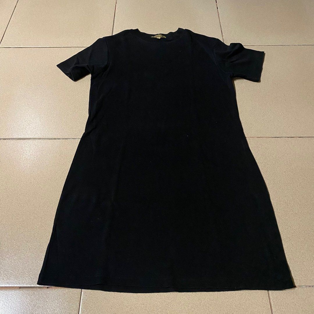 Black dress (Category: Dresses) located in San Pedro. Submitted by ranze (Listing ID 1314260667, Image 1). Description: Plain black dress..