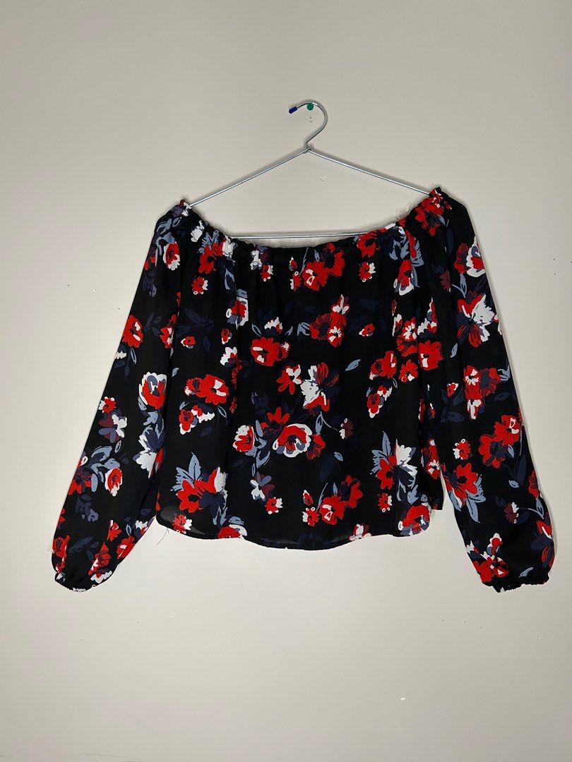Cute floral print off the shoulder blouse (Category: Clothes) located in Toronto. Submitted by venya260 (Listing ID 1314363049, Image 2). Description: Brand: Kendall and Kylie Size: US S Colour: Navy blue Clothing Blend: 100% polyester Condition: Used.