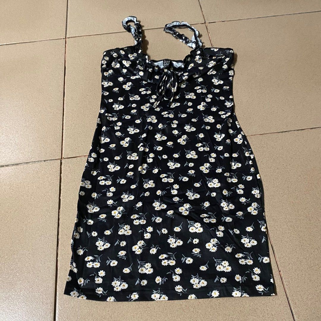 Floral dress (Category: Dresses) located in Manila. Submitted by ranze (Listing ID 1314252492, Image 1). Description: The dress is soooo cute! Perfect for summer! Perfect to wear it while walking on the beach front with a cute little bag. .