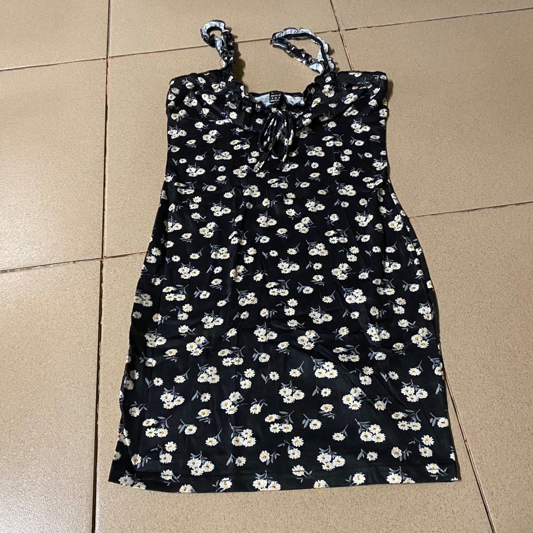 Floral dress (Category: Dresses) located in Manila. Submitted by ranze (Listing ID 1314252492, Image 2). Description: The dress is soooo cute! Perfect for summer! Perfect to wear it while walking on the beach front with a cute little bag. .