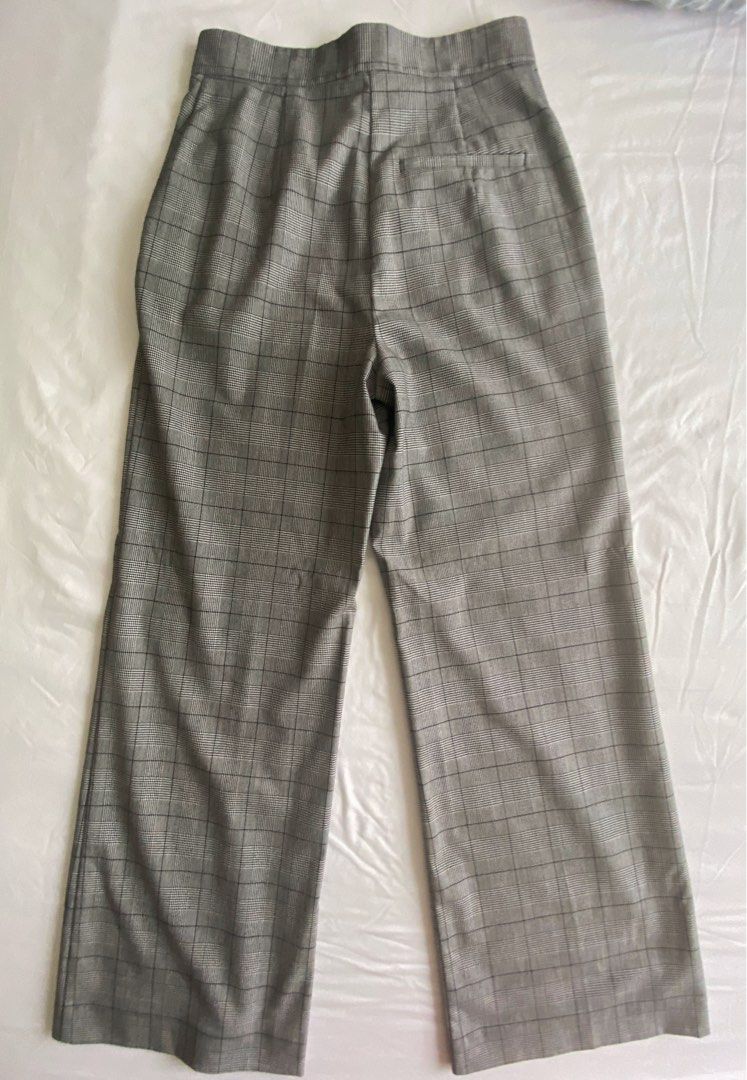 H&M Black and White Flared Plaid Pants with Pockets (Category: Other Bottoms) located in Makati City. Submitted by style.cents (Listing ID 1314185676, Image 3). Description: H&M Black and white plaid trousers Slightly flared, High rise With side pockets No damage, lightly used.