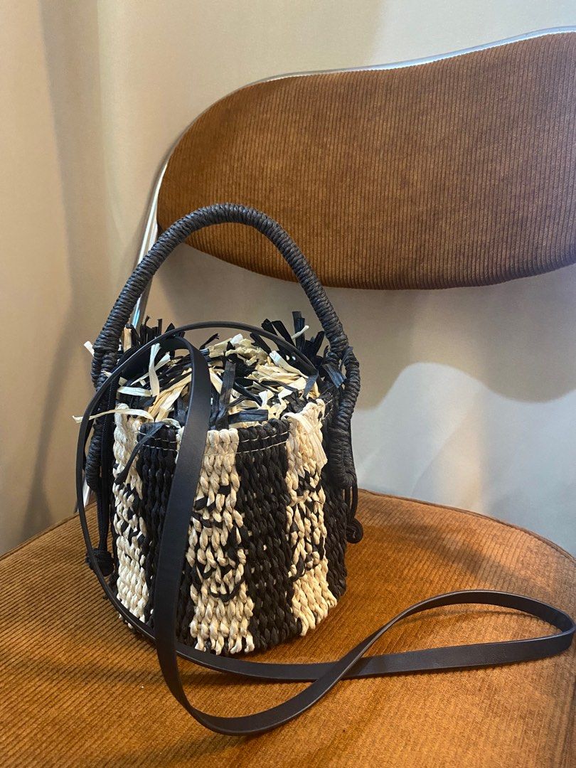 H&M Cross-body bucket bag (Category: Cross-body Bags) located in Manila. Submitted by shopcrisuu (Listing ID 1314208924, Image 2). Description: Used once. Bought for 1.2k+.