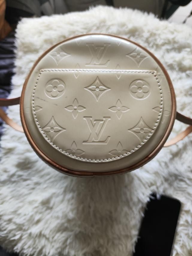 LV papillon cream (Category: Luxury Bags & Wallets) located in Taguig. Submitted by find3rs_keep3rs (Listing ID 1314227435, Image 3). Description: Authentic LV Papillon with stain preloved bags bought in Japan ask for more pics for condition and or flaws if any payment first (gcash/bpi/bdo) delivery thru lala/grab/lbc only meetup BGC area only..
