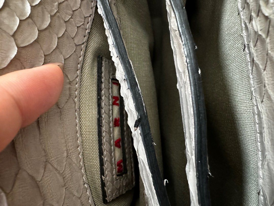 Marni python handbag （分類：手袋及銀包）位於 Hong Kong。 由 Bcbc222333 提交（商品編號 1314341000，圖片 3）。簡介： Genuine python 18×15×7 cm Good condition With Dust bag Meet up/sF express at your cost。