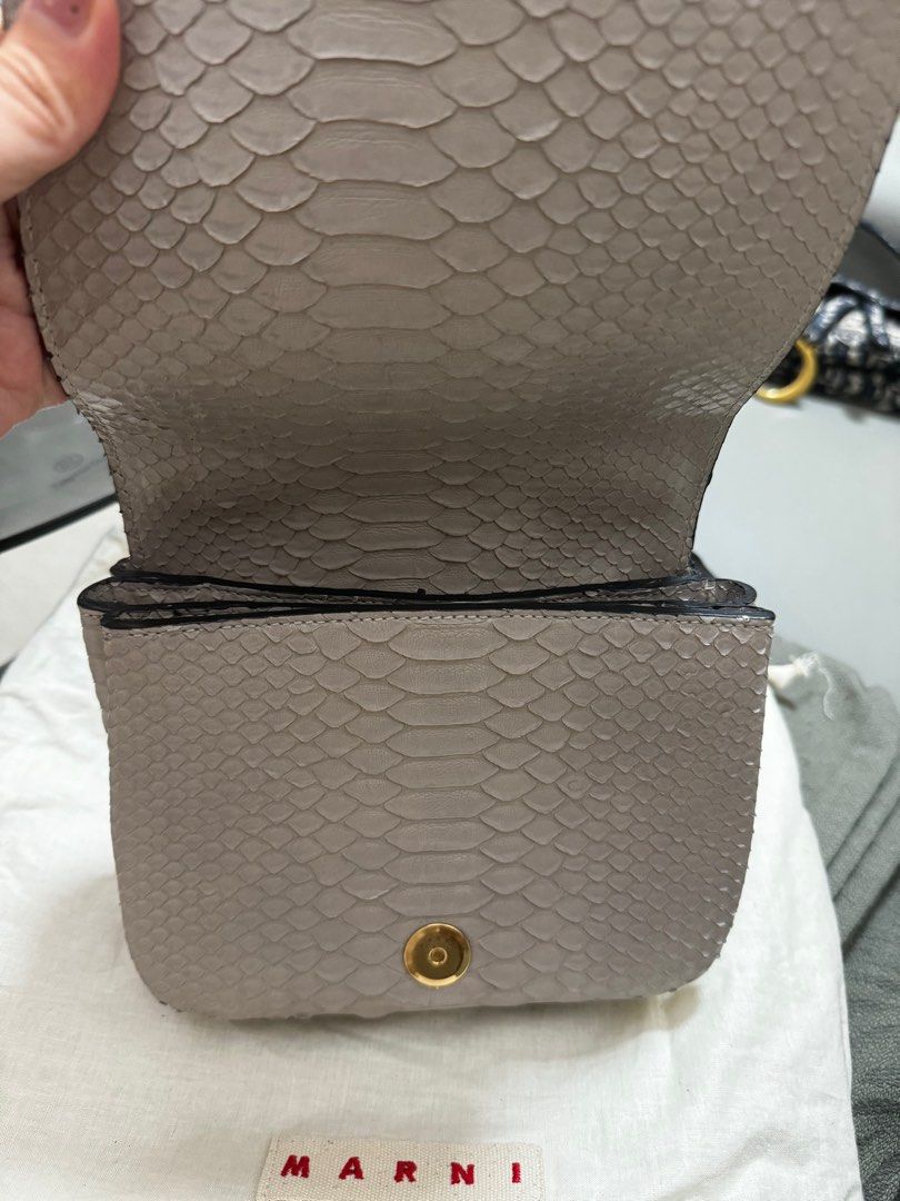 Marni python handbag （分類：手袋及銀包）位於 Hong Kong。 由 Bcbc222333 提交（商品編號 1314341000，圖片 2）。簡介： Genuine python 18×15×7 cm Good condition With Dust bag Meet up/sF express at your cost。