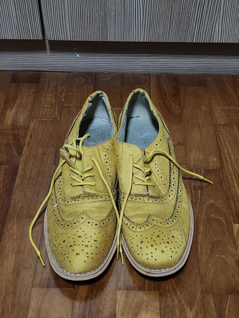 Mustard yellow suede shoes in US10