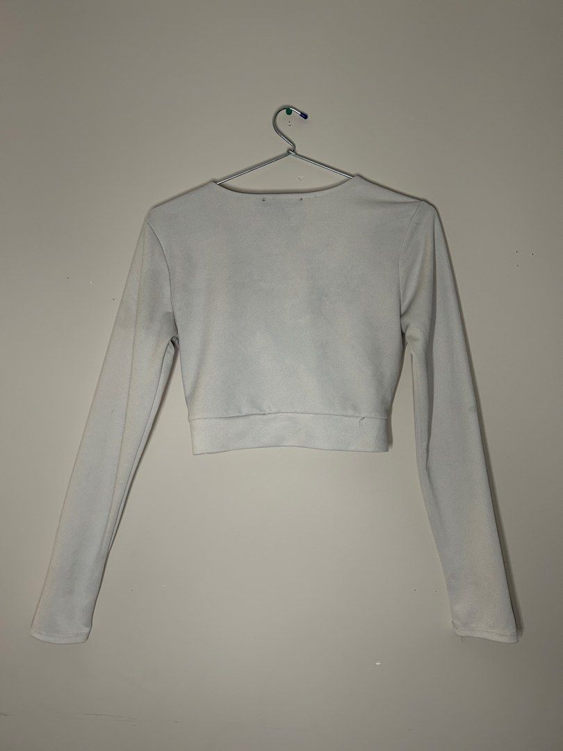 Peek a boo cut out long sleeve twist top (Category: Clothes) located in Toronto. Submitted by venya260 (Listing ID 1314360861, Image 3). Description: Brand: Revamped Size: US M Colour: Cream Clothing Blend: 95% polyester & 5% spandex Condition: Used Note* slight discolouration shown in picture.