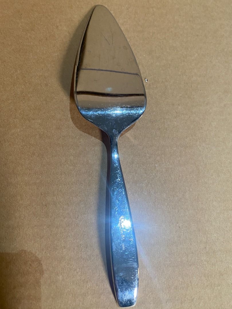 Robert Welch silver cake & pie server (Category: Dinnerware & Cutlery) located in Marikina City. Submitted by oldschooljunkies (Listing ID 1314170397, Image 2). Description: .