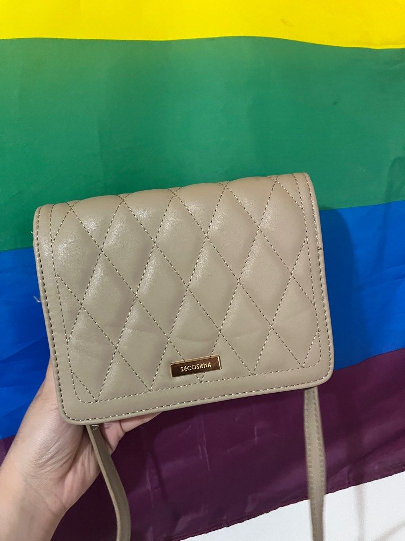 Secosana Clutch / Sling Bag (Category: Purses & Pouches) located in Santa Rosa. Submitted by alymacmac (Listing ID 1314166208, Image 2). Description: Price is nego. Used once only at a wedding. Mint condition Rfs: decluttering.