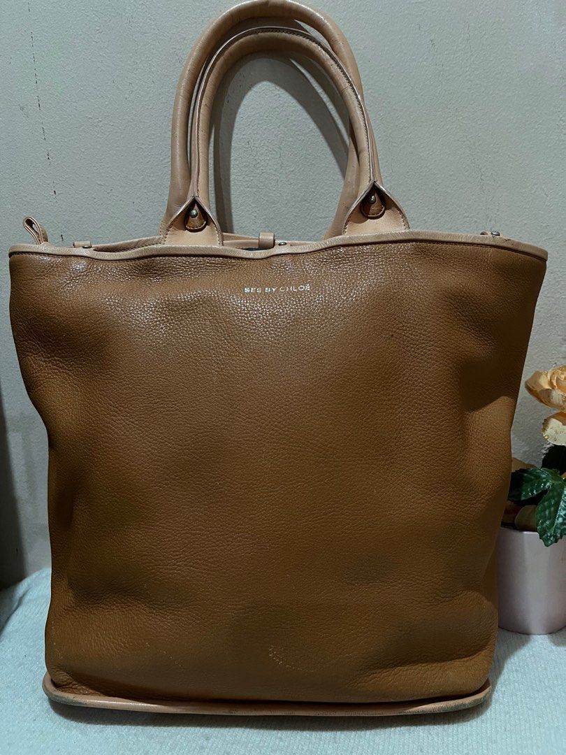 See by Chloe Brown Tote (Category: Luxury Bags & Wallets) located in Manila. Submitted by online_sari_sari (Listing ID 1314241603, Image 1). Description: For self authentication Cannot fit laptop.