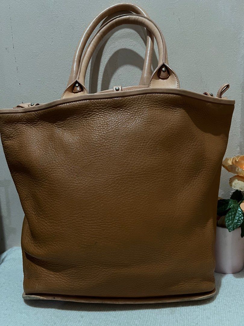 See by Chloe Brown Tote (Category: Luxury Bags & Wallets) located in Manila. Submitted by online_sari_sari (Listing ID 1314241603, Image 2). Description: For self authentication Cannot fit laptop.