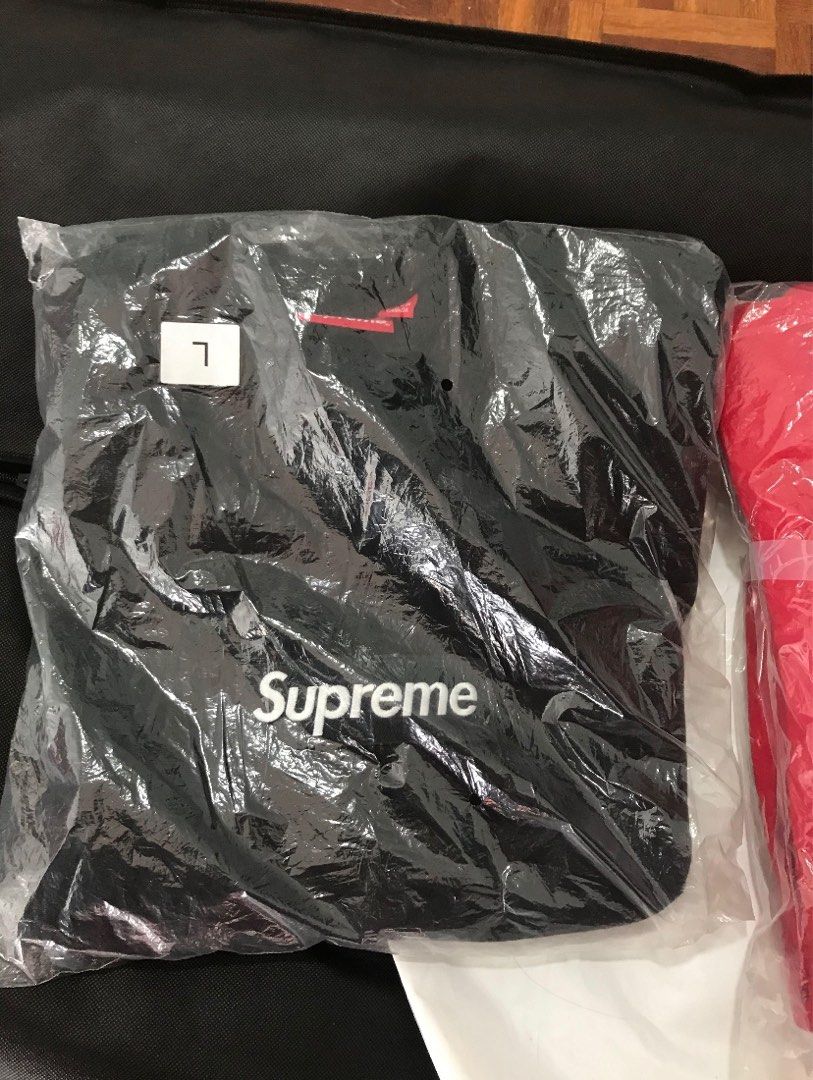 Supreme Box Logo (FW18) Black (Category: Hoodies) located in Genting Highlands. Submitted by pascha (Listing ID 1314328540, Image 1). Description: Supreme Box Logo Condition 9+/10 💯 Aunthentic .