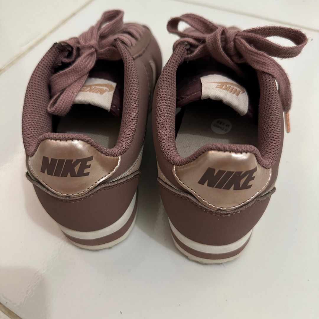 Nike Classic Cortez (Category: Sneakers) located in Guimba. Submitted by _thrift_things_ (Listing ID 1314461446, Image 3). Description: Excellent condition Used twice With sign of usage No crackings.