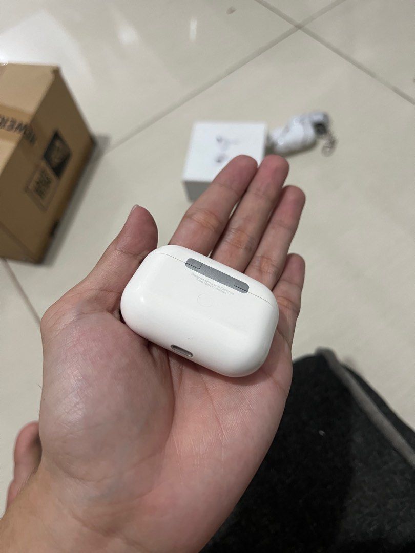 Airpods Pro 1 Case and Left Piece only (Category: Earphones) located in Valenzuela. Submitted by gavgav21 (Listing ID 1314450493, Image 3). Description: I lost the right piece in boracay 🥲 Inlcusion: box and unit The box still has the extra buds.