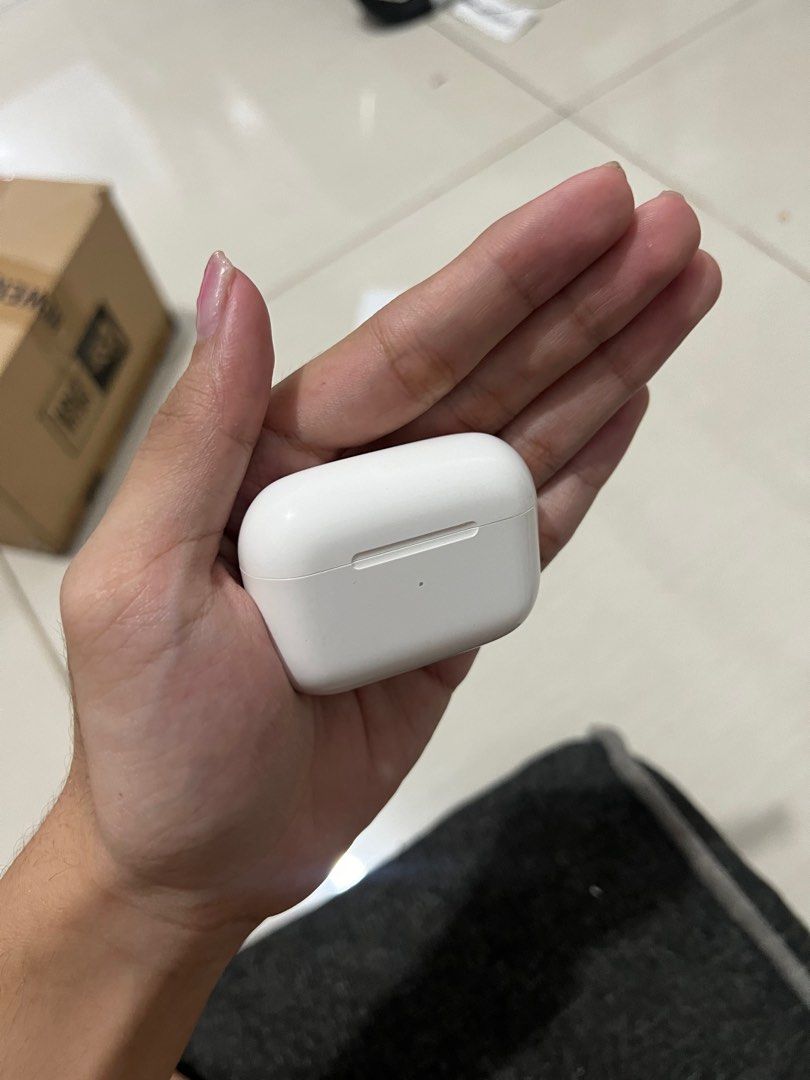 Airpods Pro 1 Case and Left Piece only (Category: Earphones) located in Valenzuela. Submitted by gavgav21 (Listing ID 1314450493, Image 2). Description: I lost the right piece in boracay 🥲 Inlcusion: box and unit The box still has the extra buds.