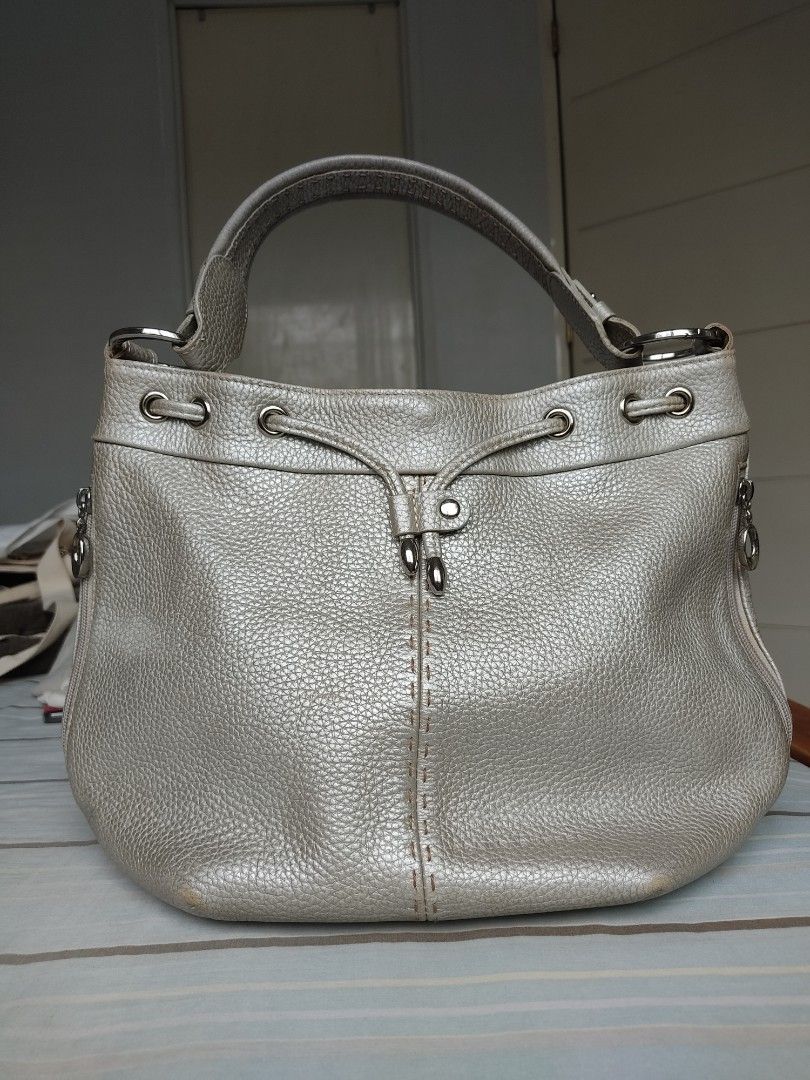 Braun Buffel Bucket bag (Category: Shoulder Bags) located in Carmona. Submitted by genperf (Listing ID 1314384572, Image 1). Description: Authentic Braun Buffel Bucket bag, color silver, leather. Well used with minor fading of leather at the bottom sides and edges of the bag. But despite wear and tear, the bag is still in very good condition. Metal hardwares are still shiny, no damage at all, only needs deep cleaning and leather conditioning. Dus