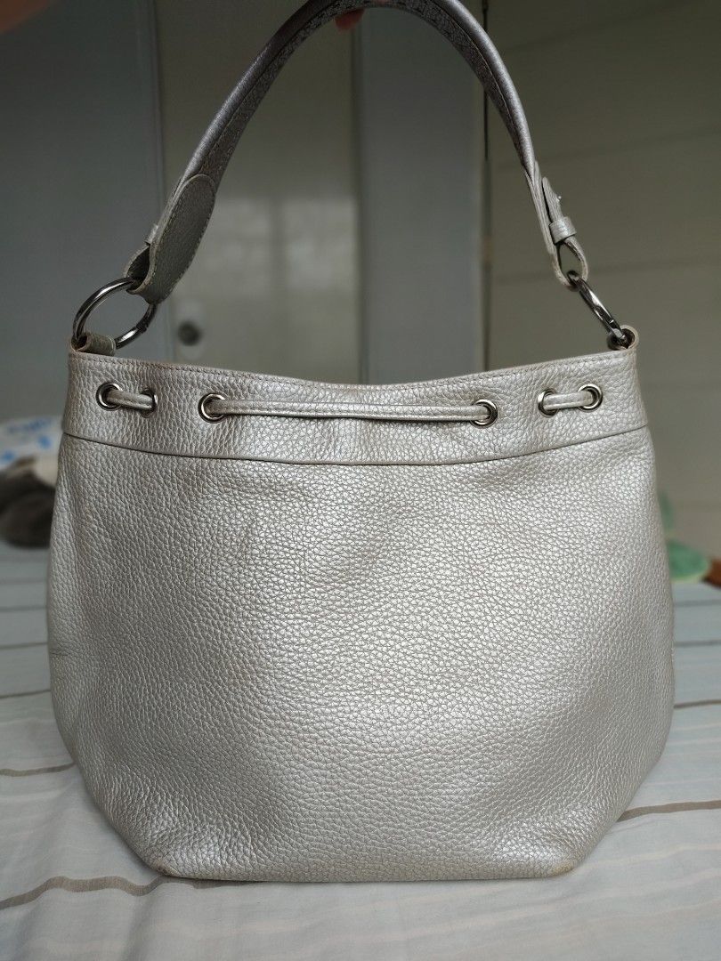Braun Buffel Bucket bag (Category: Shoulder Bags) located in Carmona. Submitted by genperf (Listing ID 1314384572, Image 3). Description: Authentic Braun Buffel Bucket bag, color silver, leather. Well used with minor fading of leather at the bottom sides and edges of the bag. But despite wear and tear, the bag is still in very good condition. Metal hardwares are still shiny, no damage at all, only needs deep cleaning and leather conditioning. Dus