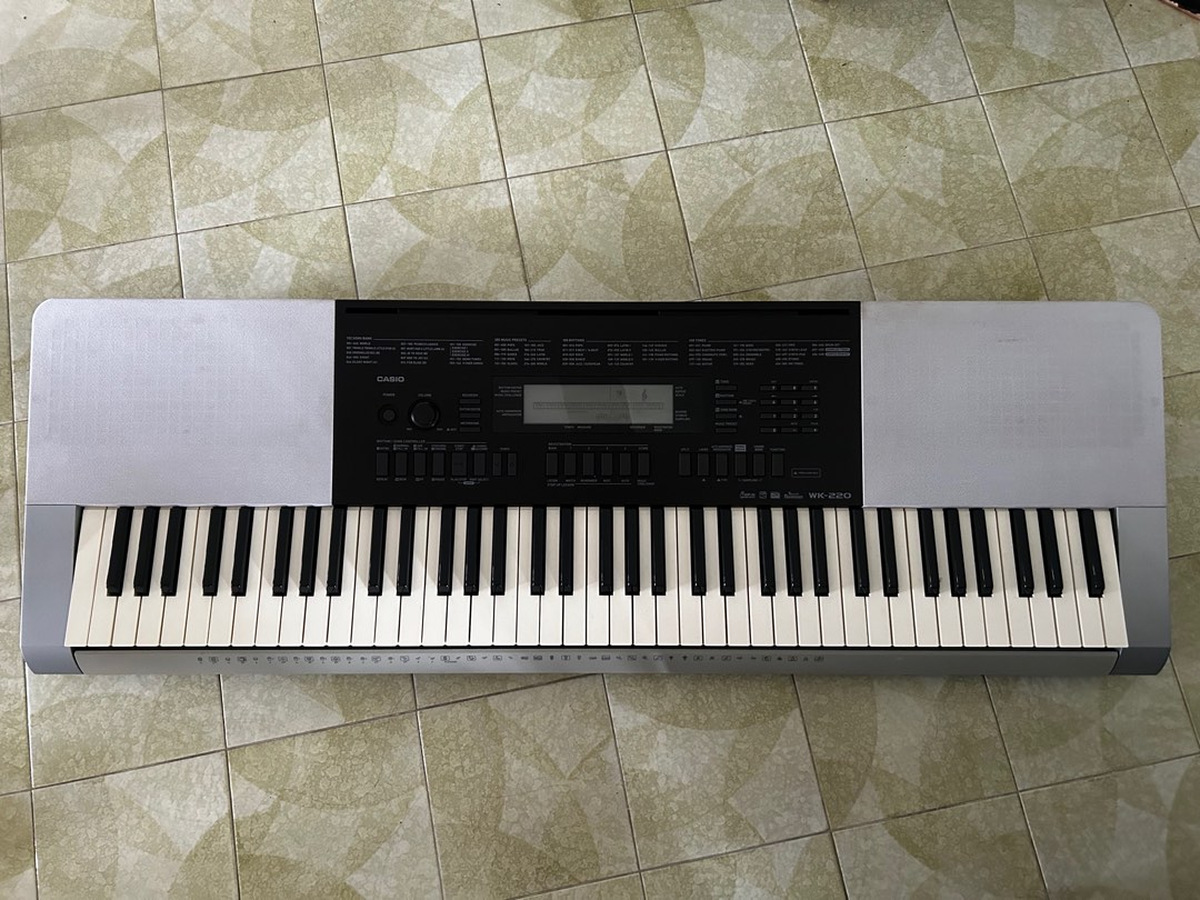 Casio WK 220 keyboard 76 keys with stand