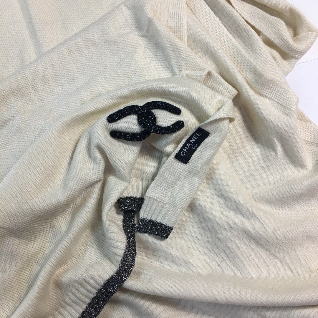 CHANEL TWEED SCARVES CC LOGO (Category: Luxury Accessories) located in Caloocan City. Submitted by thrift.crcl (Listing ID 1314506608, Image 2). Description: CHANEL TWEED SCARVES CC LOGO FREESHIP .