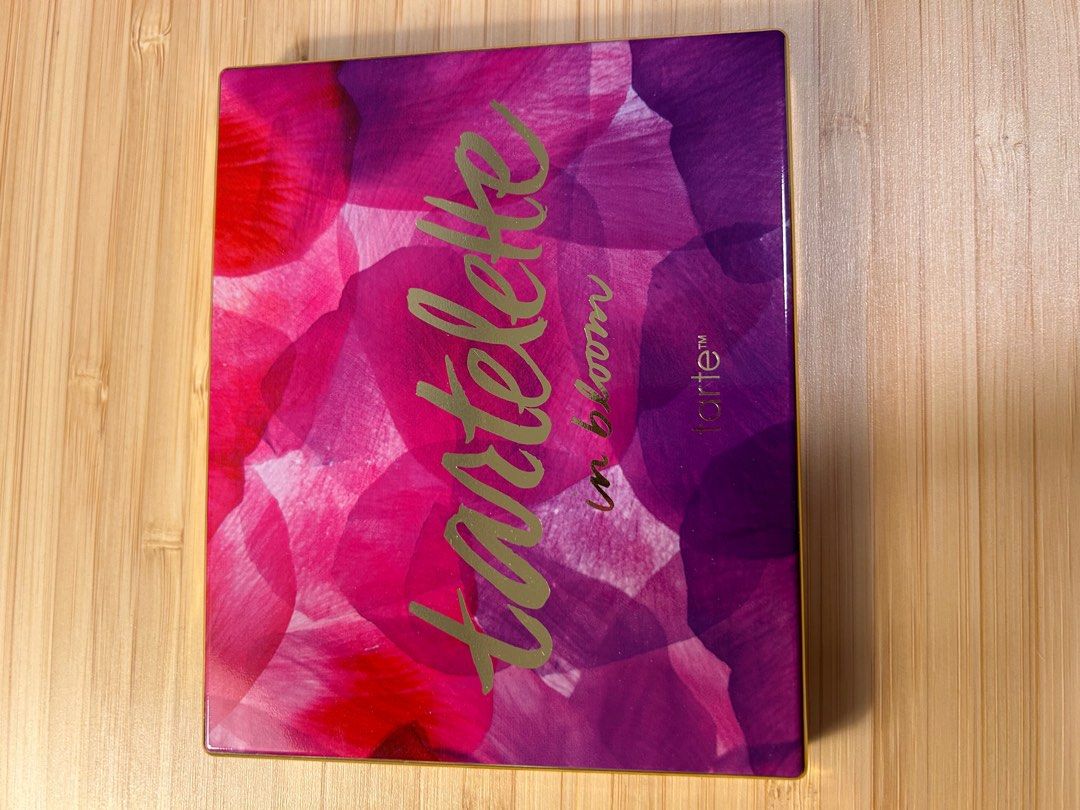 Eyeshadow (Category: Makeup) located in Markham. Submitted by 90s_2018 (Listing ID 1314372243, Image 1). Description: slighty used..