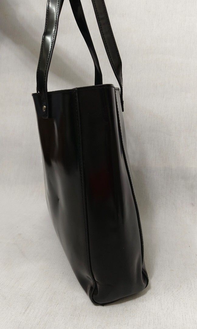 Givenchy Patent Leather Tote Bag (Category: Luxury Bags & Wallets) located in Baguio. Submitted by PreiLoveMaria (Listing ID 1314422785, Image 2). Description: Givenchy Patent Leather Tote Bag Very good used condition Kindly check the Detailed photos Shipping via J&T only No COD and COP ♥️.