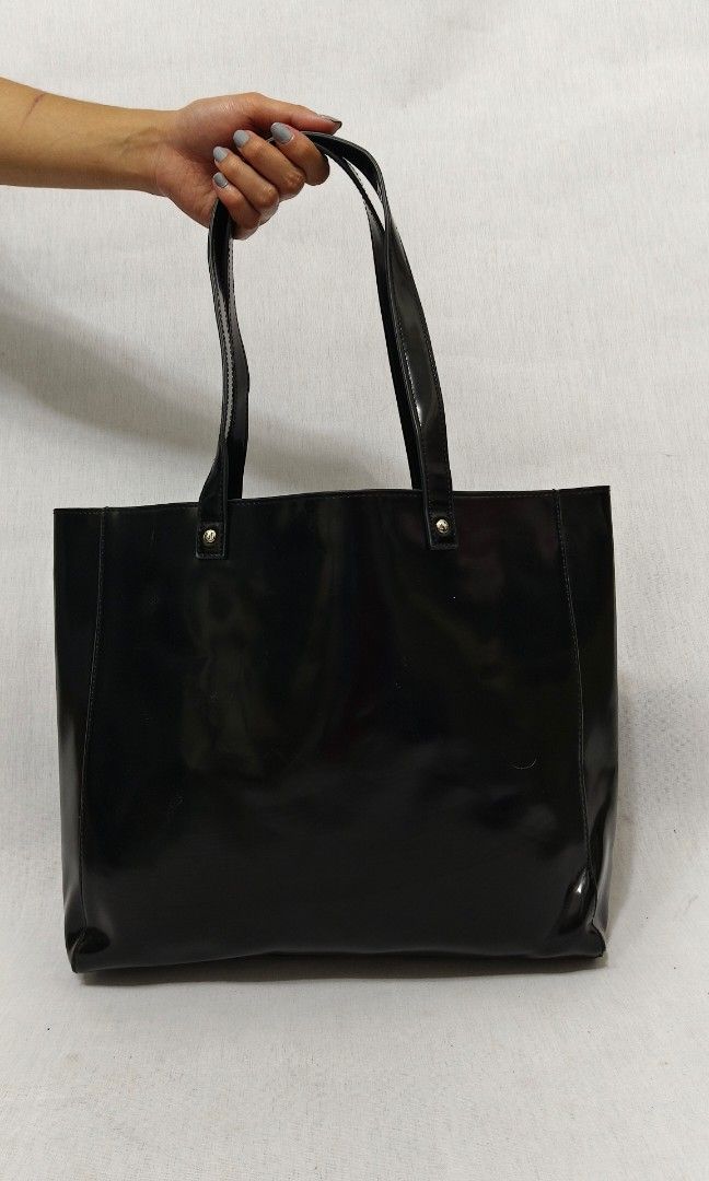 Givenchy Patent Leather Tote Bag (Category: Luxury Bags & Wallets) located in Baguio. Submitted by PreiLoveMaria (Listing ID 1314422785, Image 3). Description: Givenchy Patent Leather Tote Bag Very good used condition Kindly check the Detailed photos Shipping via J&T only No COD and COP ♥️.