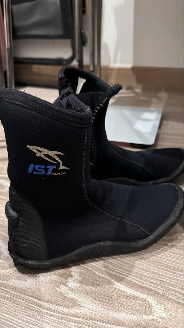 DIVING BOOT (Category: Other Sports Equipment and Supplies) located in Petaling Jaya. Submitted by eeeee.shark (Listing ID 1314504752, Image 1). Description: IST PROLINE Diving Boot (RM80) Size: 37-38 Zipper stoper (5mm) Scubapro Delta 5 (RM100) Size: 37-38 Zipper stoper (5mm) Fourth element (RM500) - ONLY WEAR ONCE Size: UK5 / USA 6 / EU38 Zipper stoper (6.5mm) - Buy any boot free a socks (0.5mm) Size S #First come first serve .