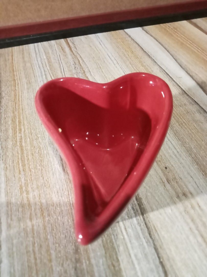 Japan Ceramic Microwavable Dip dish (Category: Other Kitchenware & Tableware) located in Imelda. Submitted by japansurpluscollection (Listing ID 1314388472, Image 2). Description: Japan ceramic heart shape.