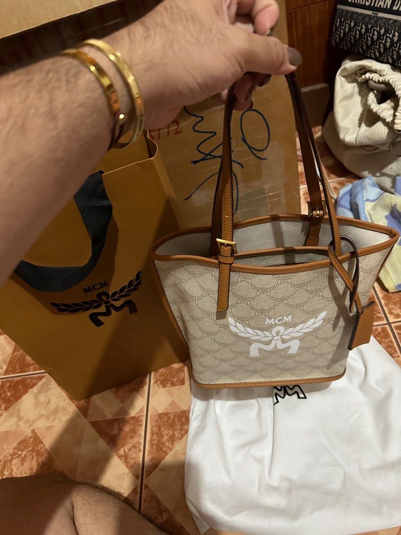 Mcm himmel tote bag (Category: Luxury Bags & Wallets) located in General Trias. Submitted by renzitsusera (Listing ID 1314518960, Image 1). Description: Complete inclusion.