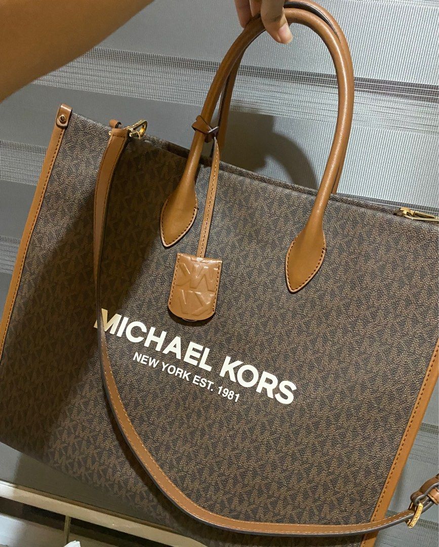 Michael Kors XLarge Mirella (Category: Luxury Bags & Wallets) located in Manila. Submitted by abbyghaillll1998 (Listing ID 1314476251, Image 1). Description: .