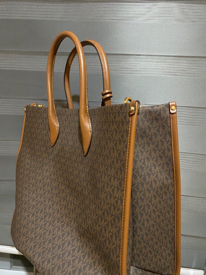 Michael Kors XLarge Mirella (Category: Luxury Bags & Wallets) located in Manila. Submitted by abbyghaillll1998 (Listing ID 1314476251, Image 2). Description: .