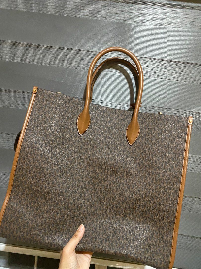 Michael Kors XLarge Mirella (Category: Luxury Bags & Wallets) located in Manila. Submitted by abbyghaillll1998 (Listing ID 1314476251, Image 3). Description: .