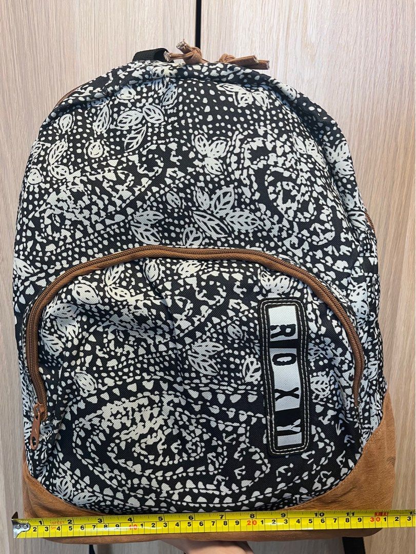 Roxy Backpack背囊 （分類：背囊）位於 Hong Kong。 由 justys_ 提交（商品編號 1314527356，圖片 4）。簡介： ～H40xW30xD15cm 啡色部份麂皮 ✅有暗格 ✅可放至少A4size。
