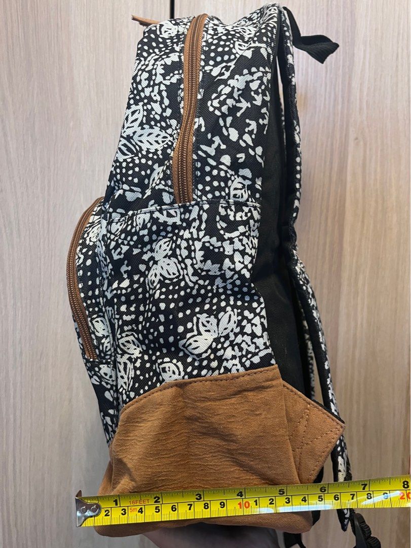 Roxy Backpack背囊 （分類：背囊）位於 Hong Kong。 由 justys_ 提交（商品編號 1314527356，圖片 2）。簡介： ～H40xW30xD15cm 啡色部份麂皮 ✅有暗格 ✅可放至少A4size。