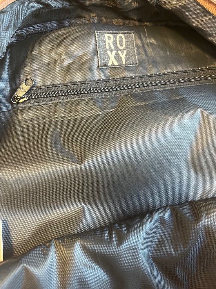 Roxy Backpack背囊 （分類：背囊）位於 Hong Kong。 由 justys_ 提交（商品編號 1314527356，圖片 5）。簡介： ～H40xW30xD15cm 啡色部份麂皮 ✅有暗格 ✅可放至少A4size。