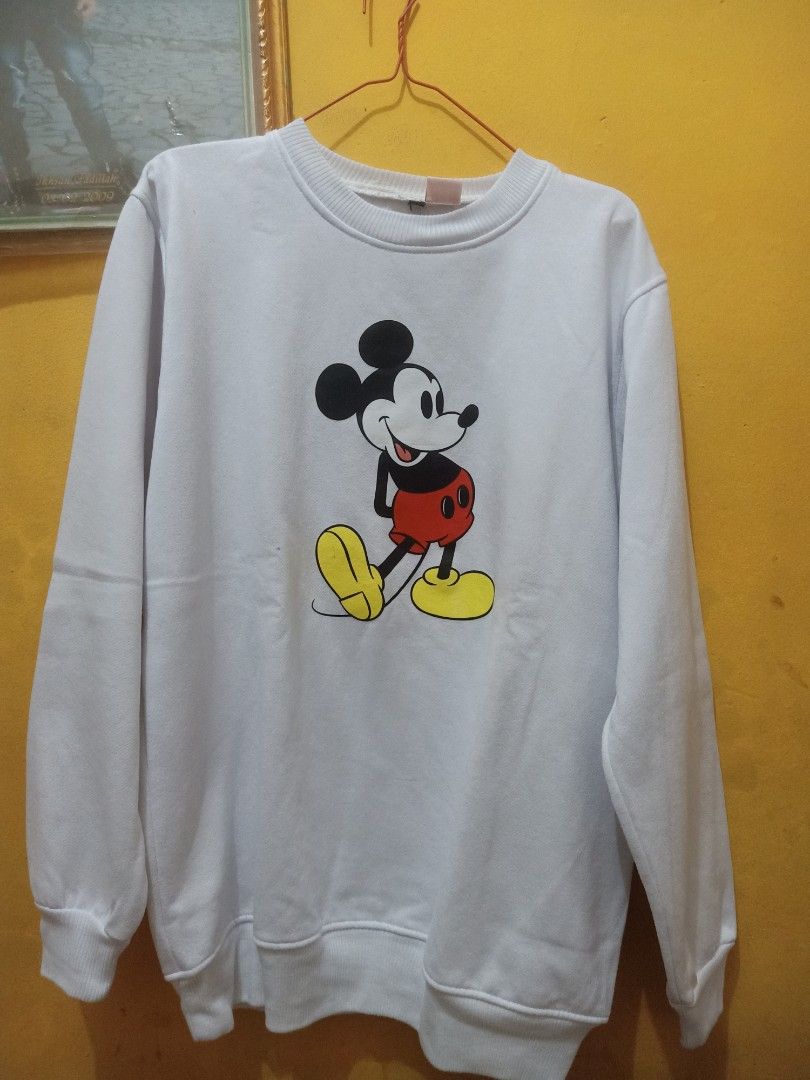 Sweater Mickey Mouse uniqlo Fesyen Wanita Pakaian Wanita Atasan di Carousell
