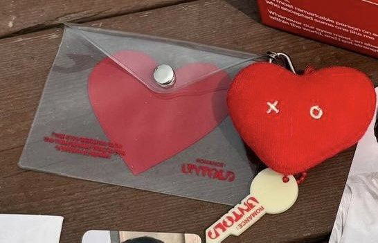 wtb/lf enhypen romance untold showcase attendee keychain pouch  