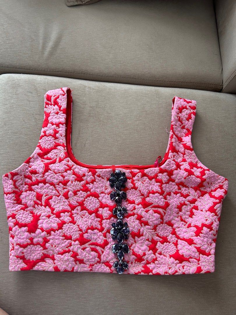 Zara Top (Category: Sleeveless) located in Manila. Submitted by undergrace (Listing ID 1314387360, Image 1). Description: With flaws at the back some gluestick.