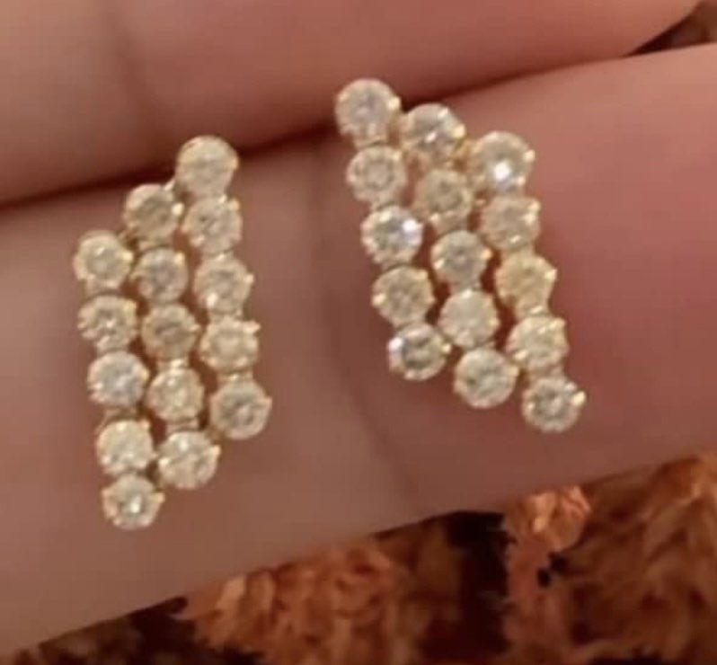1 carat diamond earrings (Category: Earrings) located in Davao. Submitted by threadtreasure (Listing ID 1314693546, Image 2). Description: Brand new. Never used trio falling diamonds in YG. Bought at 17,500. Guaranteed natural diamonds..