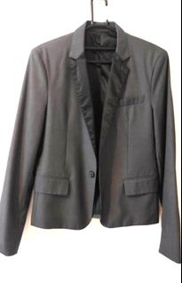 灰色 修身 西裝 外套 Slim fit suit jacket,
接近全新 , Size : M ( 適合 中等至偏瘦身材, around 165 至 172cm H 身高 ,
可面交 (留意交收地點) or SF 順豐到付!64189320600195110
