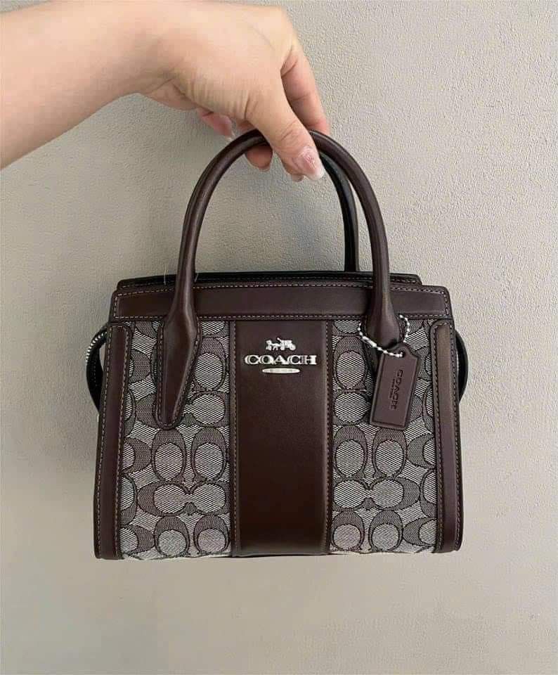 🍀 CCH Andrea Carryall (Category: Luxury Bags & Wallets) located in Manila. Submitted by shan_kenz (Listing ID 1314628655, Image 2). Description: 🍀 CCH Andrea Carryall ▪️8 3/4 (L) x 6 1/2 (H) x 4 1/2 (W) 💰P2,000 ▪️Plus SF.