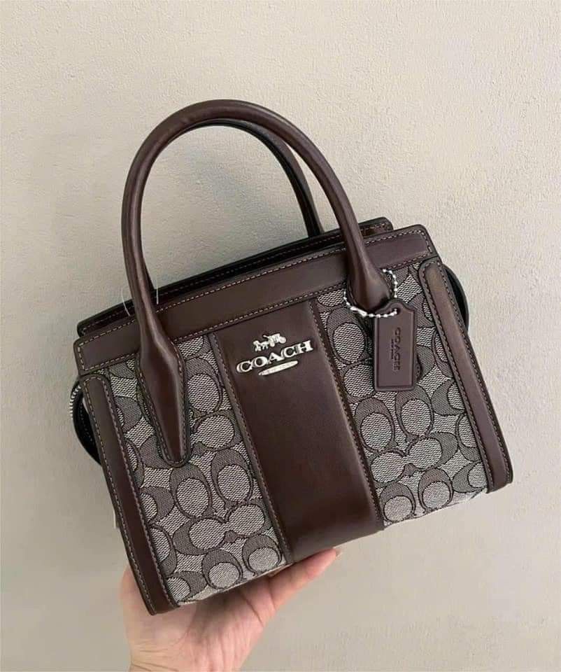 🍀 CCH Andrea Carryall (Category: Luxury Bags & Wallets) located in Manila. Submitted by shan_kenz (Listing ID 1314628655, Image 3). Description: 🍀 CCH Andrea Carryall ▪️8 3/4 (L) x 6 1/2 (H) x 4 1/2 (W) 💰P2,000 ▪️Plus SF.