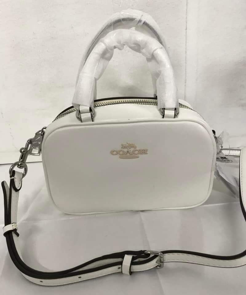 🍀 CCH Andrea Small Satchel (Category: Luxury Bags & Wallets) located in Manila. Submitted by shan_kenz (Listing ID 1314627847, Image 2). Description: 🍀 CCH Andrea Small Satchel ▪️18.5 x 12.5 x 7 cm 💰P1,900 ▪️Actual photo ▪️Plus SF.