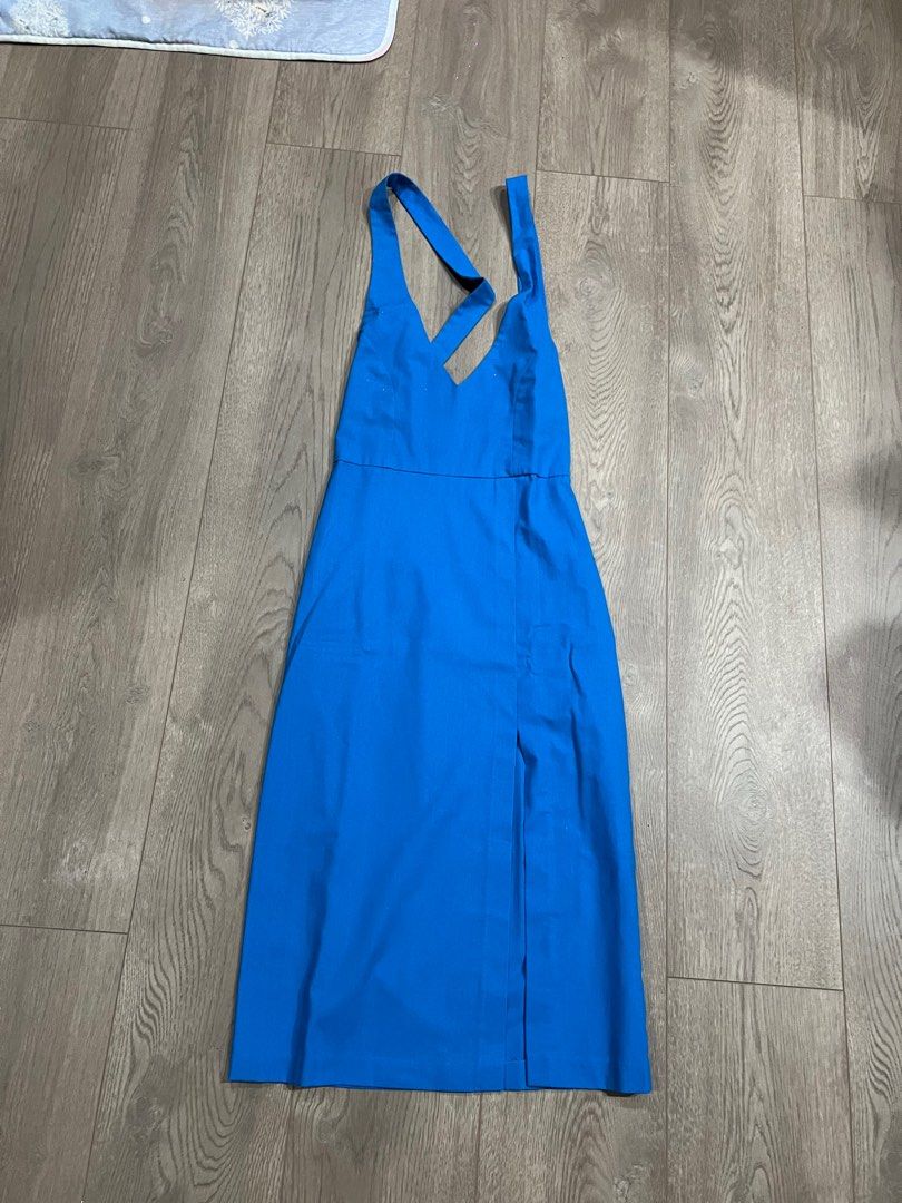 Amal blue backless linen midi dress (Category: Dresses) located in Manila. Submitted by declutterwmexx (Listing ID 1314695771, Image 3). Description: Cut tag bcos it was itchy but guaranteed it was from amal the brand. Very flattering color even if im morena! Measurements: 34B 26in waist 34in hips RFS: decluttering.