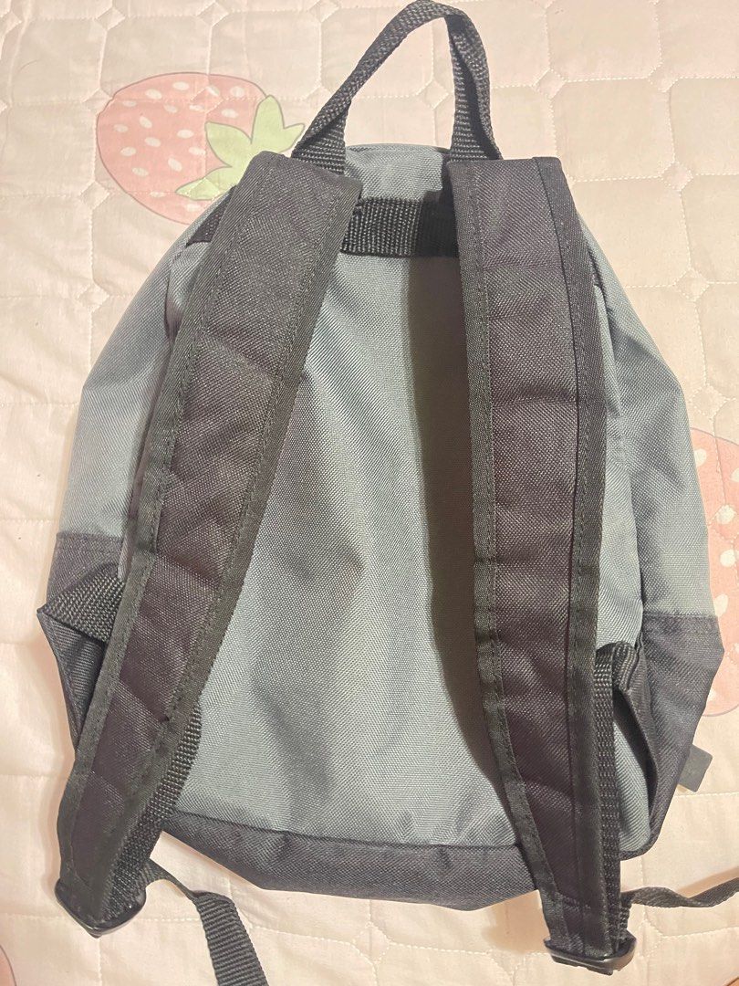 Backpack (Category: Backpacks) located in Singapore. Submitted by hpjk28 (Listing ID 1314588325, Image 3). Description: front zipper spoiled but the rest still functional and overall still in good condition .