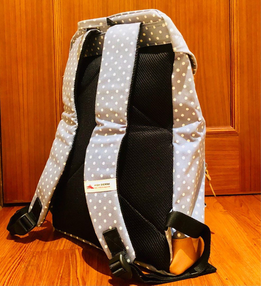 Backpack | 背包 （分類：背囊）位於 Hong Kong。 由 pp1990 提交（商品編號 1314587221，圖片 4）。簡介： Size: 46cm x 35cm x 18cm。